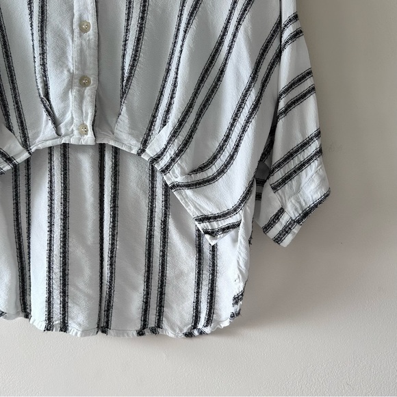 silence + noise | Cropped Button-Down Collared Blouse - Picture 4 of 4